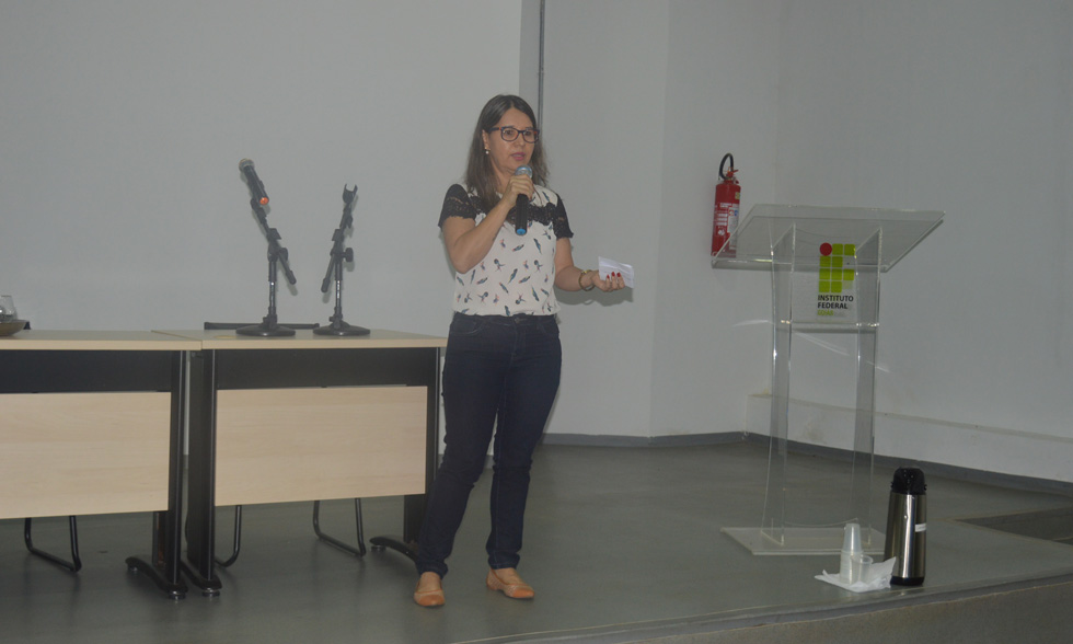 Sandra durante apresentação sobre a pesquisa para professores e técnico-administrativos do Câmpus Valparaíso Sandra durante apresentação sobre a pesquisa para professores e técnico-administrativos do Câmpus Valparaíso